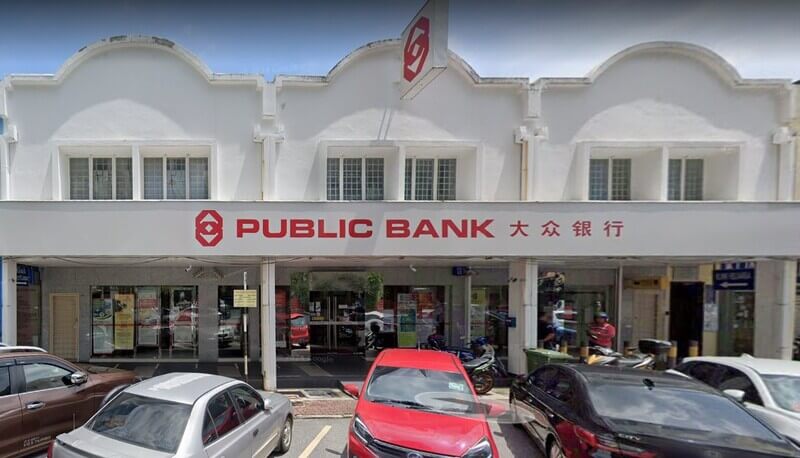 Pandangan hadapan bangunan cawangan Public Bank Wangsa Maju dua tingkat berturutan dengan papan tanda kedai berwarna putih dan merah.