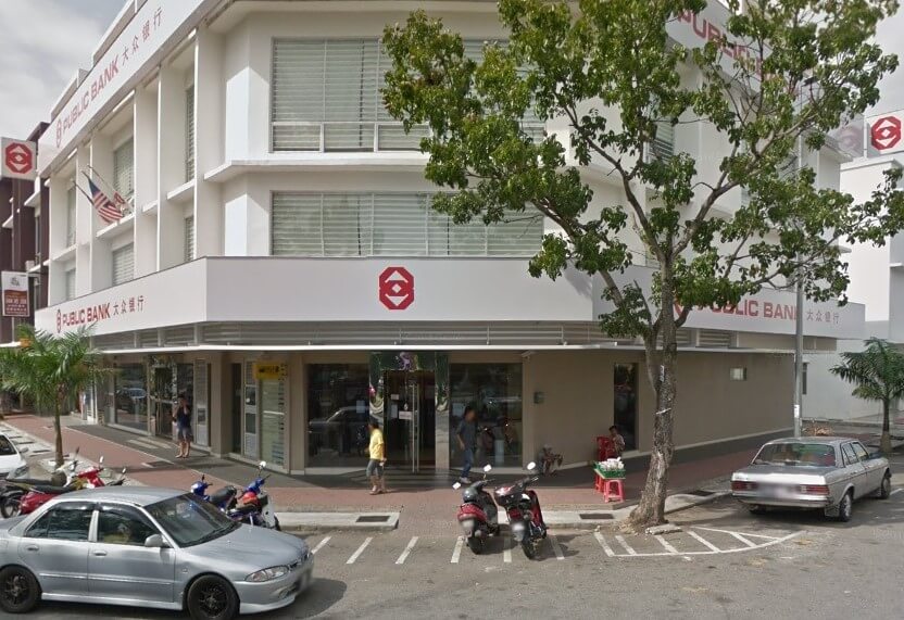 Bahagian luar cawangan Public Bank yang terletak di Taman Malim Jaya. Bank itu ditempatkan di sebuah bangunan tiga tingkat berwarna putih dan berwarna krim di sudut jalan. Nama "PUBLIC BANK" dan logonya (reka bentuk petak merah yang saling berkait) terpapar dengan jelas pada fasad bangunan