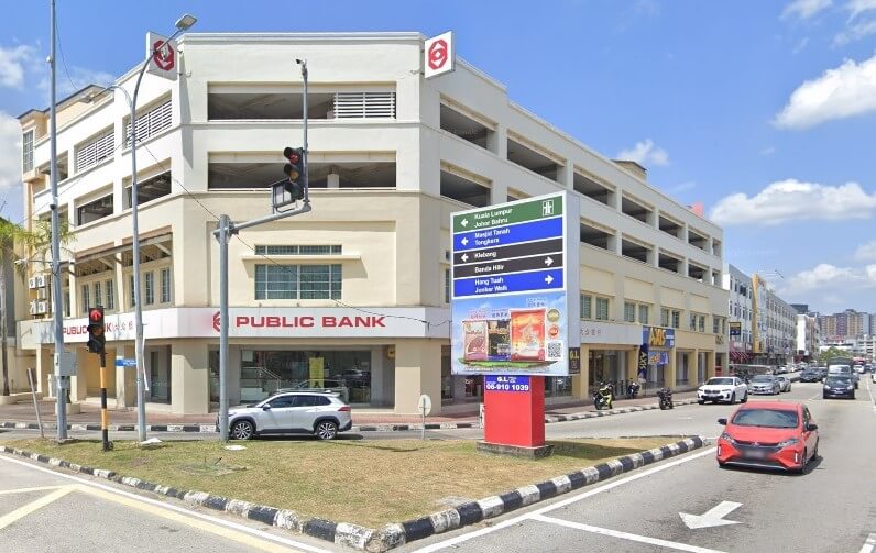 Cawangan Public Bank terletak di sudut persimpangan yang sibuk. Ia adalah sebuah bangunan komersial berbilang tingkat berwarna terang, dengan tingkat bawah menempatkan bank. Papan tanda bank itu dipaparkan dengan jelas dalam warna merah, memaparkan logo bank dan perkataan "PUBLIC BANK" dalam huruf besar