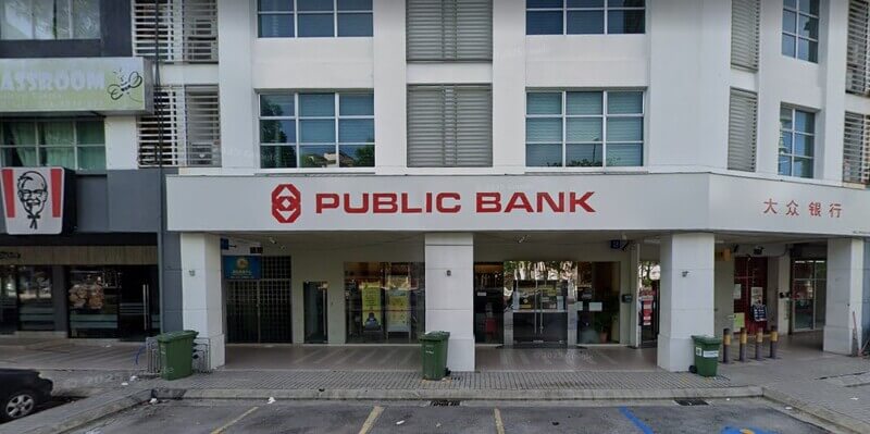 Pandangan hadapan cawangan Public Bank Bandar Sri Permaisuri dengan papan tanda merah dan putih, pintu masuk kaca, serta papan tanda KFC di sebelah kirinya.