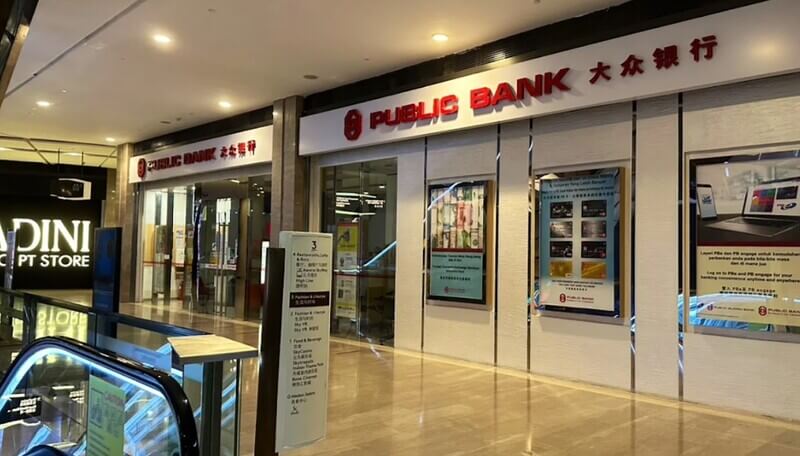 Pintu masuk dan papan tanda Public Bank Genting Highlands bertulis huruf Cina (大众银行) di dalam bangunan, terletak bersebelahan dengan kedai Padini Concept Store dan eskalator.