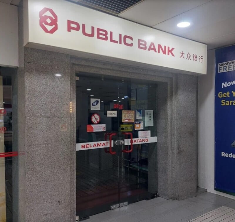 Pintu masuk kaca cawangan Public Bank di Wisma Saberkas dengan papan tanda cawangan di bahagian atas.