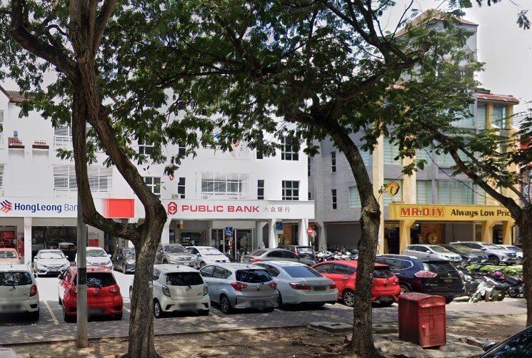 Cawangan Public Bank Bandar Seberang Jaya empat tingkat, terletak di belakang tempat parkir yang dipenuhi dengan kereta dan motosikal. Bangunan itu mempunyai logo Public Bank dan aksara Mandarin di bahagian hadapan. Di sebelah kiri, sebahagian papan nama Hong Leong Bank kelihatan. Di sebelah kanan, anda boleh melihat kedai MR.D.I.Y. dengan slogan "Always Low Price" kelihatan