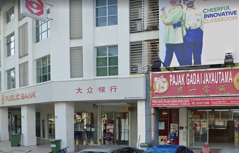 Bahagian luar bangunan komersial. Bahagian kiri dikuasai oleh pintu masuk ke cawangan Public Bank. Nama bank itu dipaparkan dalam bahasa Inggeris dalam huruf merah di sebelah kiri bangunan dan dalam aksara Cina besar di atas pintu masuk kaca utama. Bangunan itu sendiri berwarna putih dengan tingkap berjalur mendatar dan mempunyai beberapa tingkat