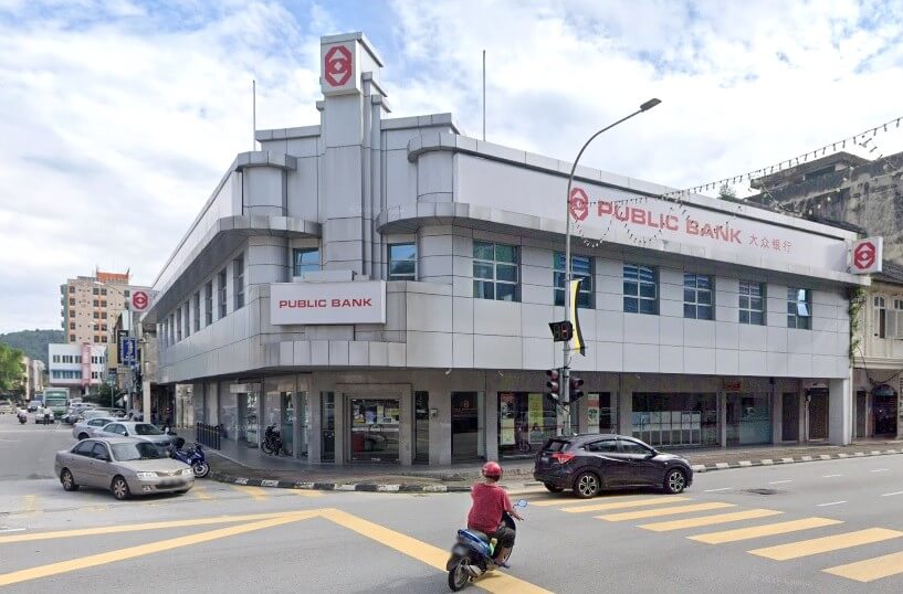 Bahagian luar Public Bank dua tingkat di Jalan Sultan Idris Shah, yang terletak di sudut jalan, memaparkan gaya seni bina Art Deco atau Streamline Moderne yang tersendiri, dengan elemen menegak bertingkat di atas pintu masuk. Bangunan itu berwarna kelabu muda dengan deretan tingkap mendatar