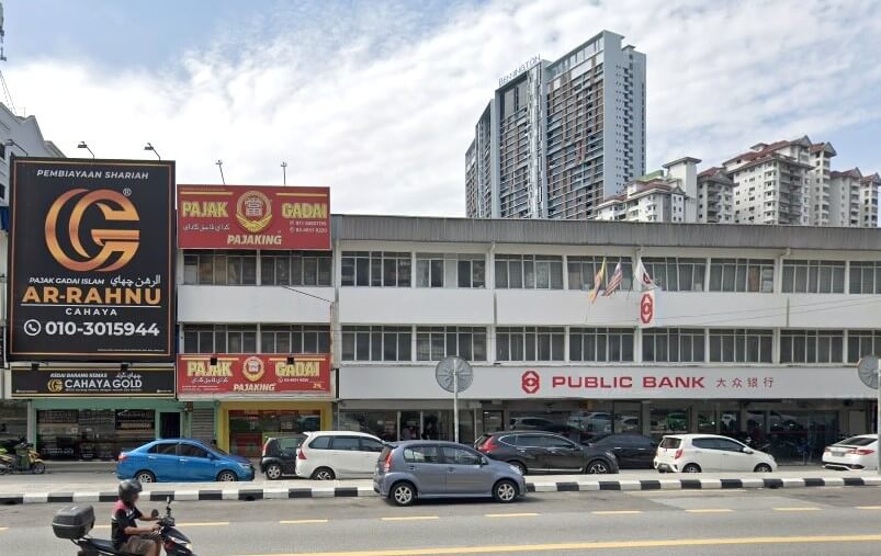 Pemandangan jalan menunjukkan deretan rumah kedai dengan etalase utama adalah cawangan Public Bank di Setapak, Kuala Lumpur, Malaysia. Bank itu terletak di tingkat bawah sebuah bangunan putih dua tingkat