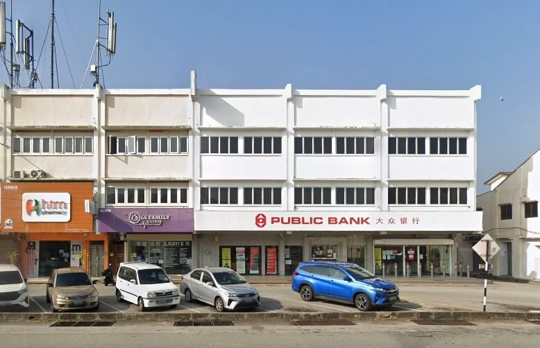 Deretan rumah kedai tiga tingkat yang kebanyakannya menempatkan cawangan Public Bank Sungai Siput. Bangunan ini kebanyakannya dicat putih. Public Bank memaparkan logo merah-putihnya dan nama "PUBLIC BANK" dalam aksara Inggeris dan Mandarin pada fasad putih di atas pintu masuk utama
