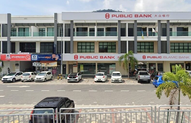 Gambar jalanan bangunan komersial tiga tingkat dengan beberapa kedai. Yang paling menonjol ialah cawangan Public Bank Taman Bukit Mas - Jalan Kulim di tingkat bawah, diapit oleh tanda Public Islamic Bank yang lebih kecil di sebelah kanan, dan beberapa perniagaan lain, termasuk Starwash dan farmasiapro, di sebelah kiri