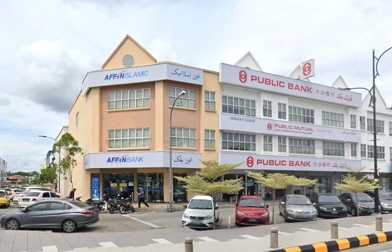 Dua bangunan komersial bersebelahan di Temerloh, Malaysia. Kiri ialah bangunan tiga tingkat dengan fasad pic pucat dan gable tengah kecil. Papan tanda di tingkat atas dan bawah mengenal pasti ia sebagai AFFIN ISLAMIC dan AFFIN BANK, masing-masing. Kanan ialah bangunan putih tiga tingkat dengan garis bumbung yang menonjol, termasuk gable tengah yang besar dan bumbung merah. Tingkat atas mempunyai tingkap yang lebih kecil. Papan tanda itu mengenal pasti bangunan tersebut sebagai PUBLIC BANK