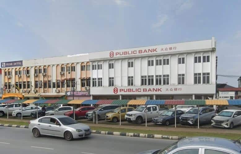 Gambar paparan jalan yang menunjukkan cawangan Public Bank di Limbang, Sarawak, Malaysia. Bank itu ditempatkan di sebuah bangunan putih tiga tingkat dengan logo dan nama bank itu dalam aksara Inggeris dan Mandarin tertera jelas di muka bangunan