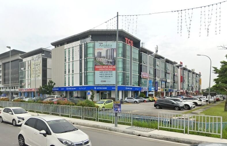 Kompleks bangunan komersial bertingkat moden di Bandar Saujana Putra. Affin Bank boleh dilihat di tingkat bawah bangunan sudut, yang turut memaparkan sepanduk besar CDB Arcadia