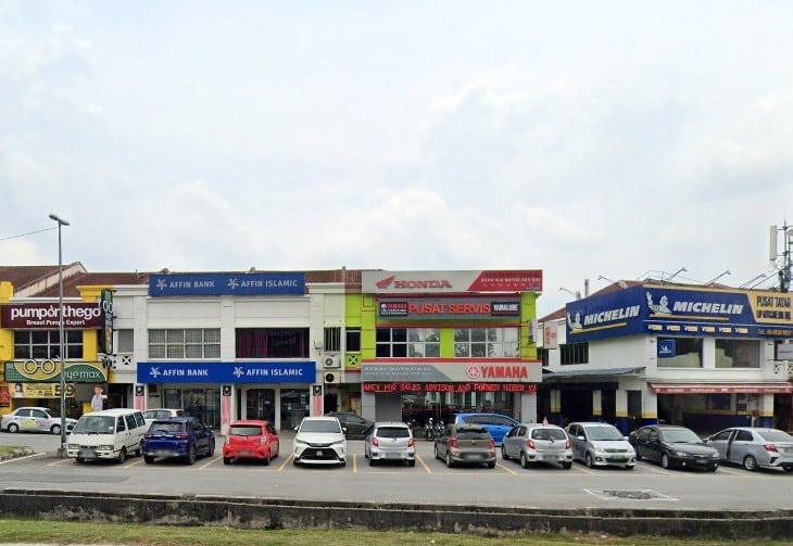 Pemandangan jalan menunjukkan Affin Bank dan cawangan Affin Islamic Bangi, terletak di deretan kedai komersial bersebelahan pusat servis Honda/Yamaha, dengan bengkel tayar Michelin kelihatan di hujung kanan. Beberapa buah kereta parkir di kawasan parkir hadapan