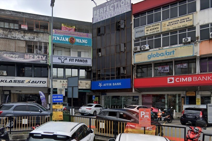 Pemandangan jalan deretan rumah kedai di Kepong, Malaysia, menampilkan cawangan Affin Bank Kepong dan CIMB Bank di tingkat bawah, di samping perniagaan lain seperti Perfection Training Academy, Globalart dan Fit Panda