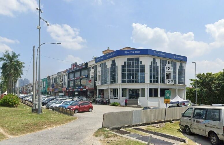 Sebuah bangunan putih tiga tingkat menempatkan Affin Bank dan Affin Islamic, dengan papan tanda bumbung berwarna biru yang mencolok, terletak di kawasan komersial dengan rumah kedai lain dan tempat parkir yang penuh dengan kereta