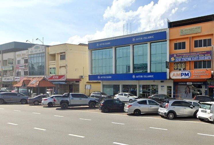 Pejabat cawangan Affin Bank dan Affin Islamic, sebuah bangunan tiga tingkat dengan fasad kaca biru, terletak di tengah-tengah deretan rumah kedai Malaysia. Beberapa buah kereta diletakkan di hadapannya, di sepanjang jalan