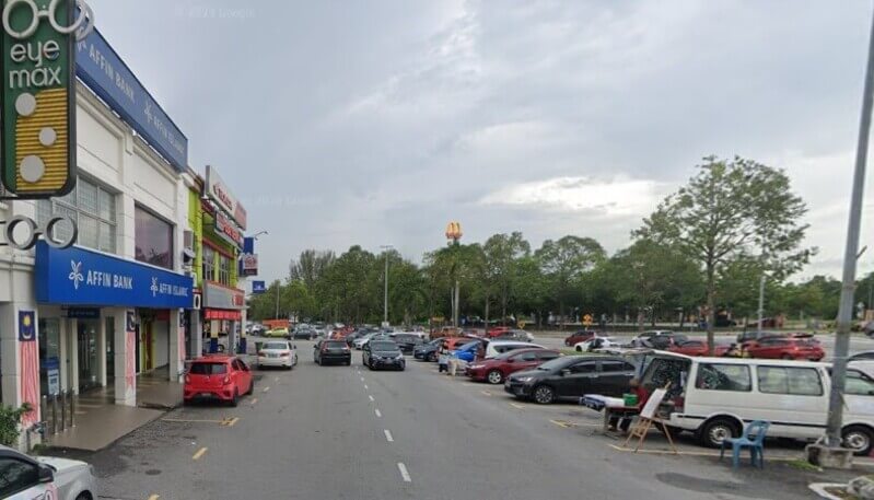 Pemandangan cawangan Affin Bank Bangi dan Affin Islamic di barisan kedai dua tingkat, dengan kawasan tempat letak kereta awam di hadapannya.