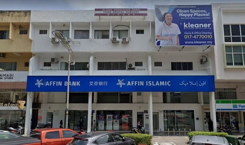 Pandangan hadapan bangunan rumah kedai tiga tingkat yang menempatkan cawangan Affin Bank Damansara Utama dan Affin Islamic dengan papan tanda biru yang menyerlah di tingkat bawah.
