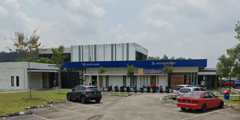 Pemandangan luar bangunan cawangan Affin Bank Kampus Puncak Alam dan Tealive dengan kawasan tempat letak kereta di hadapannya