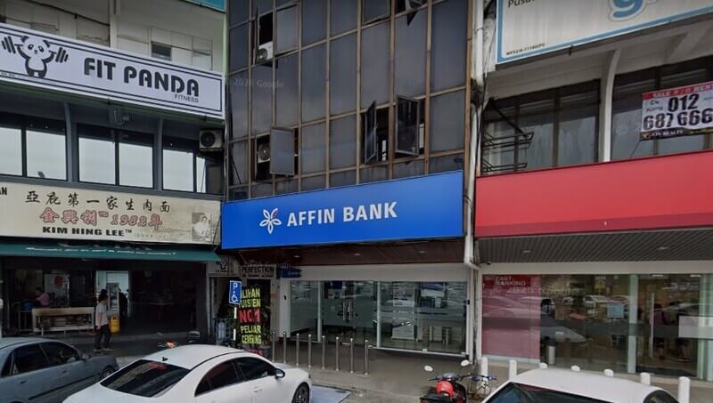 Cawangan Affin Bank Kepong di barisan bangunan kedai bersama premis Fit Panda Fitness dan Kim Hing Lee.