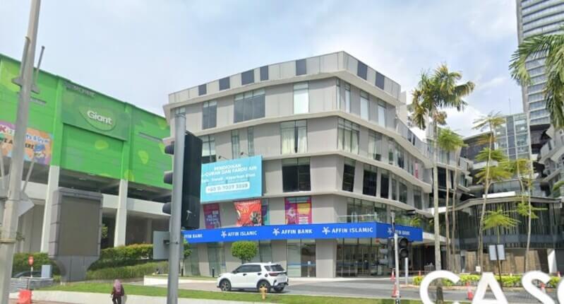 Bangunan cawangan Affin Bank Kota Damansara dan Affin Islamic berhadapan jalan raya, terletak di sebelah pasar raya Giant