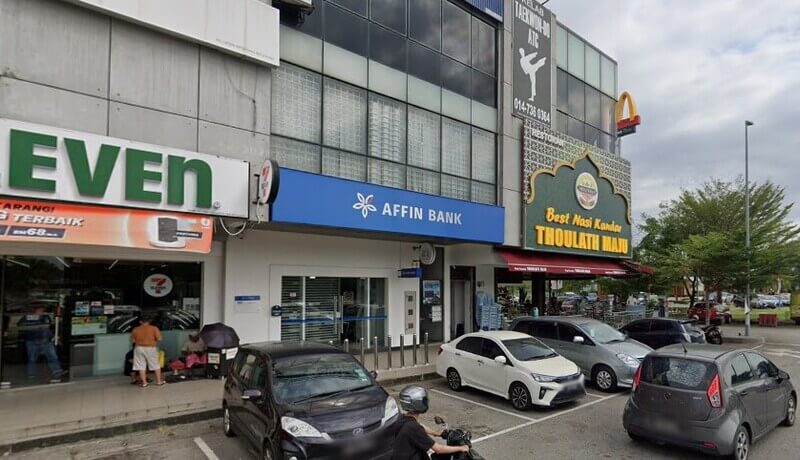 Pintu masuk cawangan AFFIN BANK Kota Warisandi deretan rumah kedai bersebelahan 7-Eleven dan Restoran Thoulath Maju.