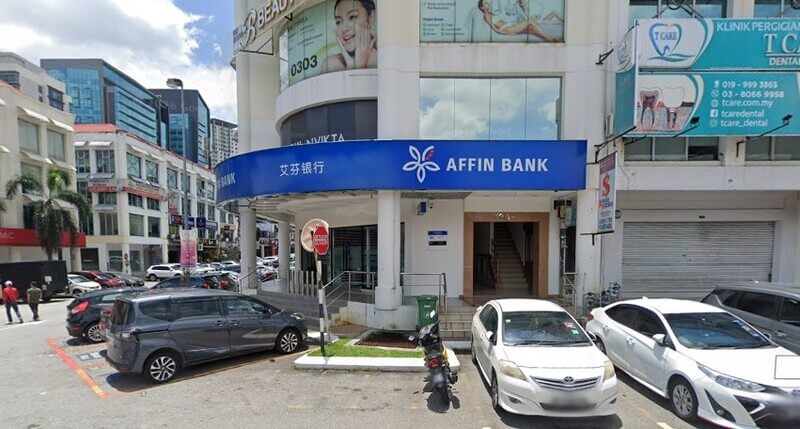 Pemandangan hadapan cawangan Affin Bank Puchong di sebuah bangunan kedai bertingkat di Puchong dengan deretan kereta diletakkan di bahagian hadapan.
