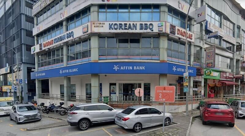 Pemandangan luar bangunan komersial berbilang tingkat yang menempatkan cawangan Affin Bank USJ Taipandan Affin Islamic di tingkat bawah, serta Restoran Daorae Korean BBQ di tingkat atas.