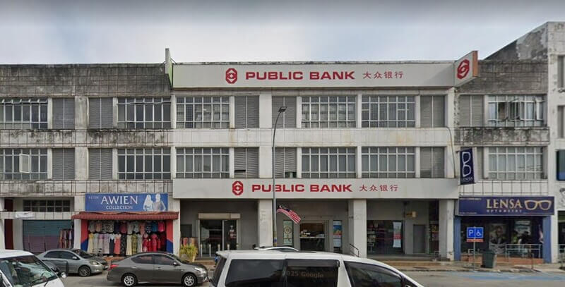 Pemandangan hadapan bangunan rumah kedai tiga tingkat cawangan Public Bank di Banting, Selangor. Bangunan ini menampilkan papan tanda merah dan putih "PUBLIC BANK 大众银行" di bahagian atas dan tingkat bawah