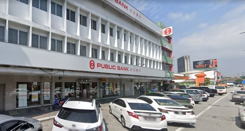 Bangunan cawangan Public Bank Klang dengan beberapa buah kereta diletakkan di tempat letak kereta di hadapannya.