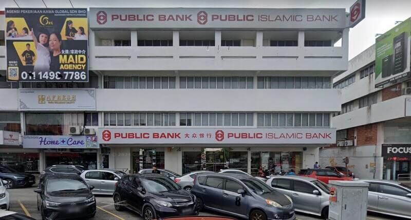 Papan tanda kedai Public Bank dan Public Islamic Bank SS2 Petaling Jaya di hadapan kawasan letak kereta.