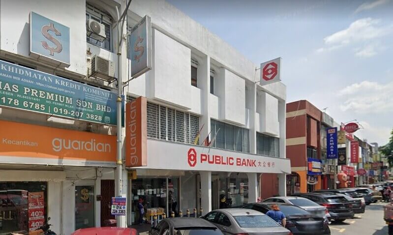 Bangunan kedai dua tingkat yang menampilkan cawangan Public Bank Seri Gombak dan farmasi Guardian, dengan deretan kereta diletakkan di hadapan premis.