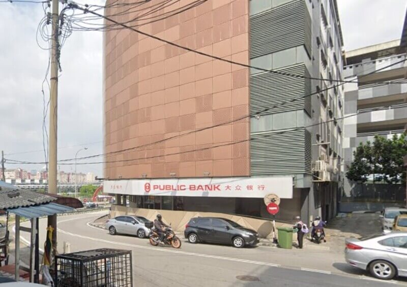 Pandangan luar bangunan cawangan Public Bank Seri Setia beberapa tingkat dengan panel faşad coklat perang dan papan tanda cawangan bank di tingkat bawah.