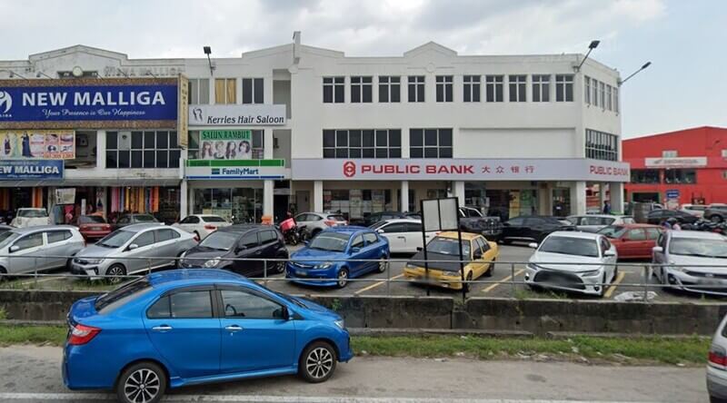 Bangunan kedai dua tingkat yang menempatkan cawangan Public Bank Taman Sentosa Klang, FamilyMart, dan kedai-kedai lain dengan barisan kereta diletakkan di hadapannya.