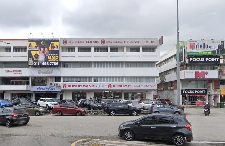 Bangunan empat tingkat dalam suasana bandar. Bahagian atas bangunan memaparkan logo Public Bank and Public Islamic Bank dengan jelas. Tingkat bawah juga mempunyai papan tanda untuk Public Bank & Public Islamic Bank, masing-masing dengan aksara Mandarin