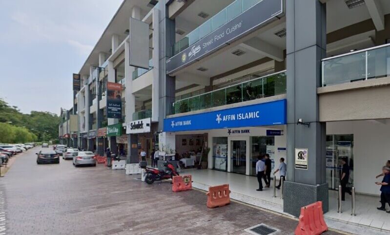 Pemandangan luar cawangan AFFIN BANK Cyberjaya dan AFFIN ISLAMIC di deretan bangunan komersial berlantai dengan tempat letak kereta di hadapannya