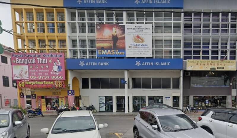 Pandangan hadapan bangunan cawangan Affin Bank Kajang dan Affin Islamic di rumah kedai berbilang tingkat dengan papan tanda biru dan papan iklan promosi di bahagian atas