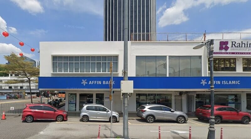 Pandangan hadapan cawangan Affin Bank PJ State dan Affin Islamic di dalam bangunan kedai dua tingkat dengan barisan kereta diletakkan di hadapannya.