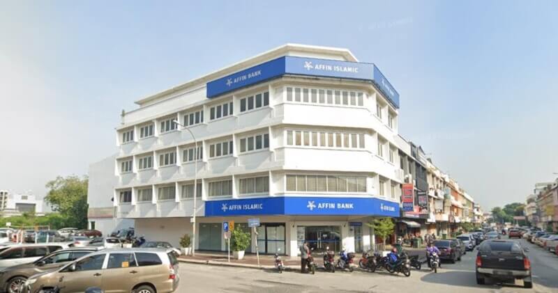 Pandangan luar bangunan cawangan Affin Bank di Port Klang dan Affin Islamic bertingkat di sudut jalan di Port Klang.