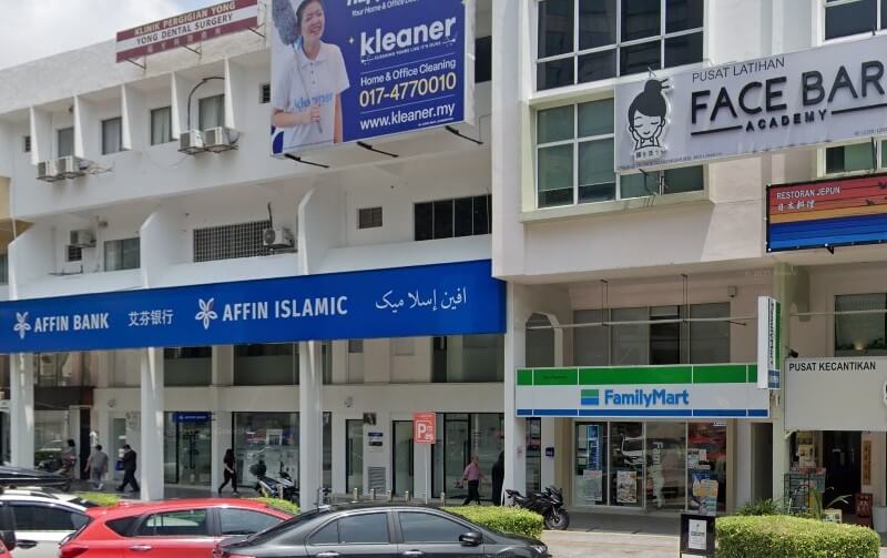 Bangunan komersial berwarna putih di Damansara Utama, Malaysia, menunjukkan Affin Bank dan Affin Islamic di tingkat bawah di kiri, bersebelahan kedai serbaneka FamilyMart di sebelah kanan. Di atas Affin Bank ialah sebuah klinik (Klinik Pergigian Yong Dental Surgery), dan papan iklan besar mengiklankan perkhidmatan pembersihan 'kleaner' dan 'Face Bar Academy'.
