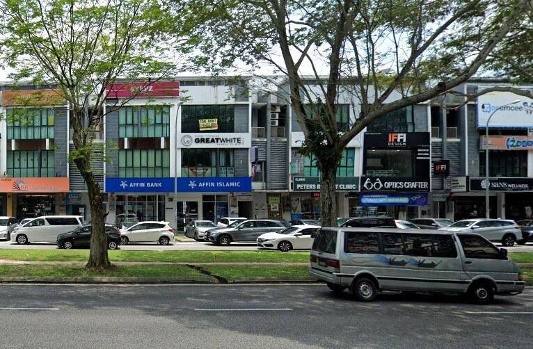 Pemandangan jalan deretan rumah kedai komersil yang menampilkan muka depan kedai biru Affin Bank dan Affin Islamic. Perniagaan berdekatan termasuk Great White Dental Clinic, Optics Crafter dan IFFI Design