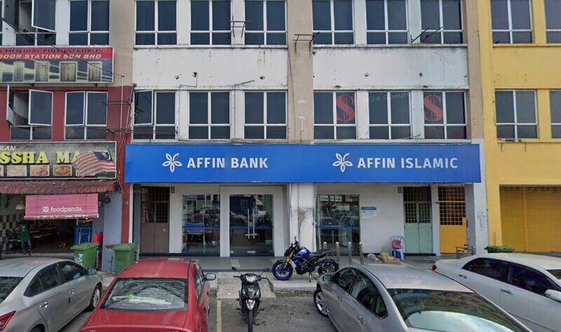 Pandangan hadapan cawangan Affin Bank Rawang di deretan kedai dengan beberapa buah kereta dan motosikal diletakkan di bahagian hadapan.