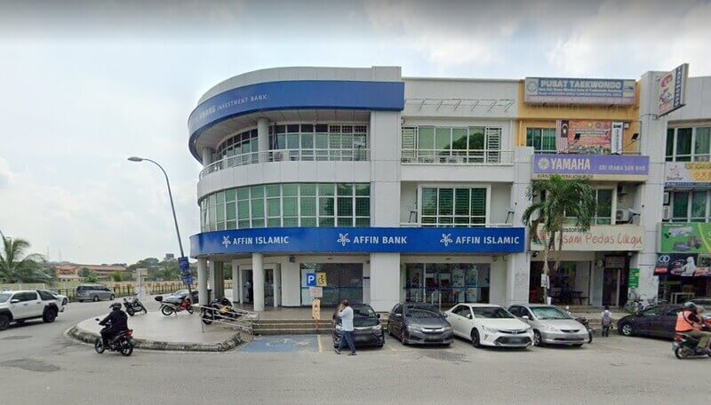 Bangunan cawangan Affin Bank Bandar Bukit Tinggi dan Affin Islamic di kawasan kedai dengan kenderaan diletakkan di hadapannya.