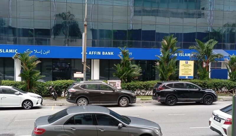 Pandangan luar cawangan Affin Bank Jalan Meru dan Affin Islamic dengan beberapa buah kereta diletakkan di hadapan bangunan.