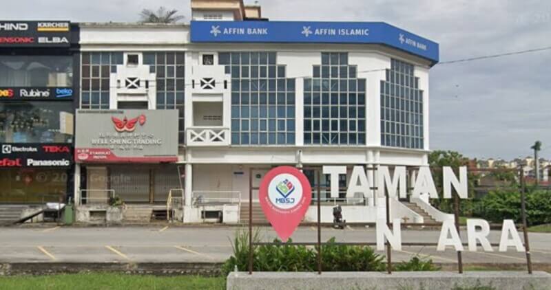 Pandangan hadapan cawangan Affin Bank Kinrara dan Affin Islamic di bangunan kedai dua tingkat, dengan papan tanda lokasi "TAMAN KINRARA" dan logo MBSJ di bahagian hadapan.