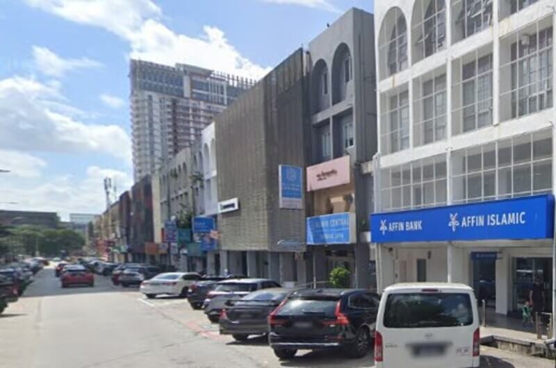 Pemandangan deretan kedai di kawasan bandar menunjukkan cawangan Affin Bank Subang Jaya dan Affin Islamic dengan papan tanda biru, serta kenderaan yang diletakkan di sepanjang jalan.