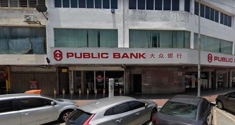 Pemandangan hadapan premis cawangan Public Bank Jalan Tapah pada bangunan kedai dua tingkat dengan papan tanda merah dan tulisan "PUBLIC BANK 大众银行".