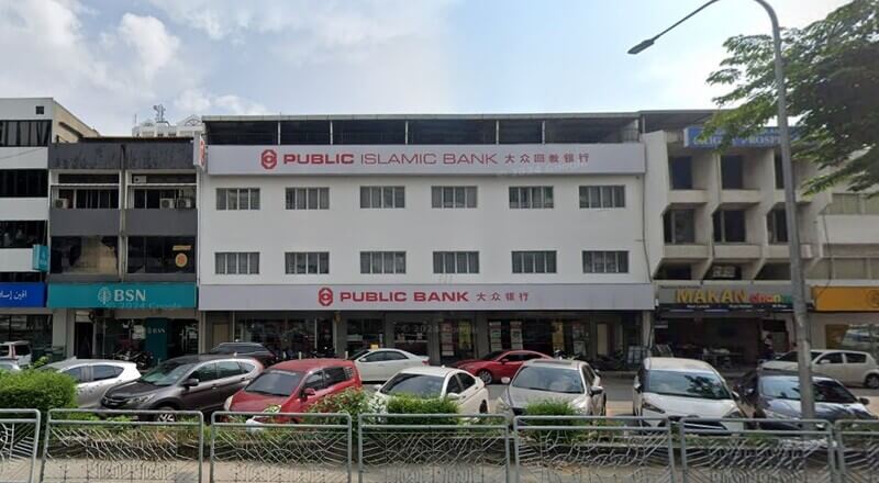 Pemandangan hadapan bangunan Public Bank Section 14 dan Public Islamic Bank serta deretan kedai di tepi jalan.