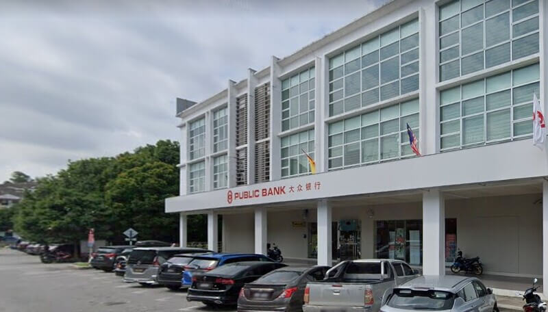Pemandangan dari luar bangunan Public Bank Taman Equine dengan tempat letak kereta di hadapannya.