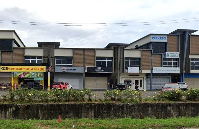 Foto deretan rumah kedai moden dua tingkat dengan pejabat KWSP (EPF) jelas kelihatan di tingkat bawah, bersebelahan kedai bernama SMT SAMA MAJU TRADING SDN BHD. Perniagaan lain yang boleh dilihat termasuk pejabat PERKESO (SOCSO) di tingkat atas unit penghujung