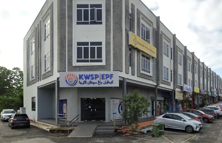 Pandangan luar pejabat KWSP Jerantut di Pahang, Malaysia. Bangunan itu adalah lot sudut dalam jalur komersial tiga tingkat moden, dengan fasad kelabu dan putih serta logo agensi dipaparkan dengan jelas